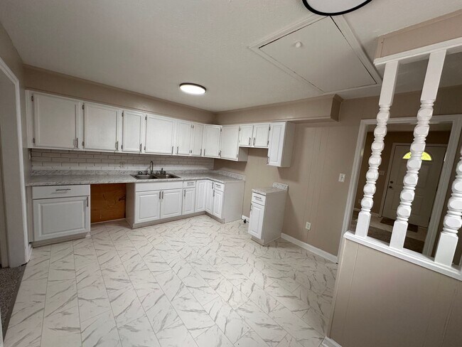 Building Photo - 4 bed 2 full bath home located in very desirable Irvington.