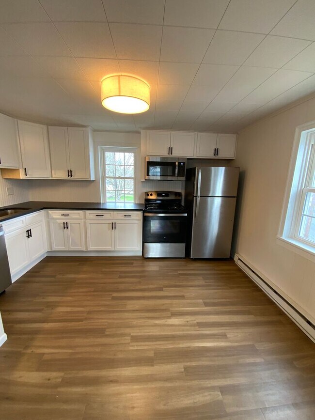 Building Photo - 146 N Cedar St