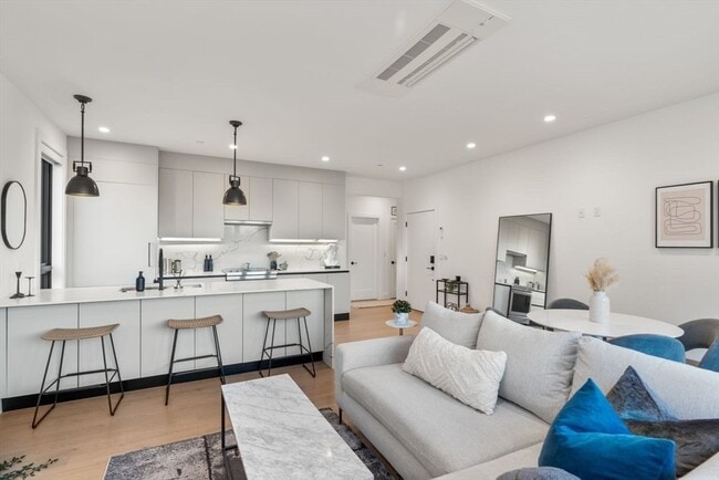 Building Photo - 75 W Broadway