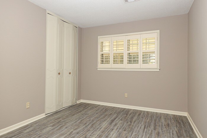 Building Photo - 620 Sandhurst Dr