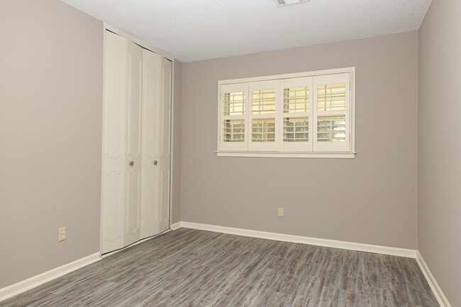 Building Photo - 620 Sandhurst Dr