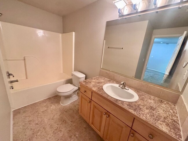 Building Photo - EZ living, Private Townhome setting Central Vancouver