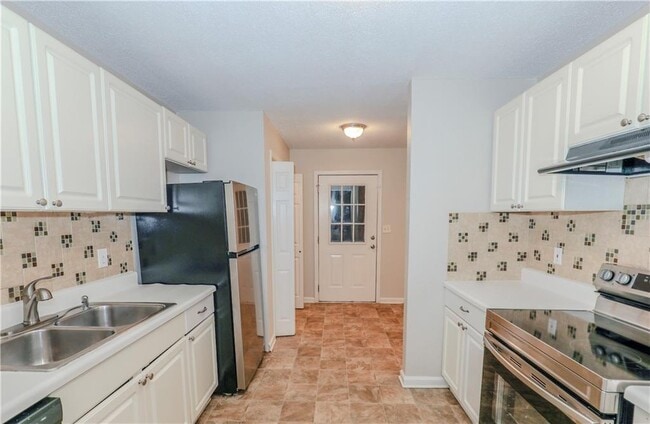 Building Photo - 43 Surrey Ct