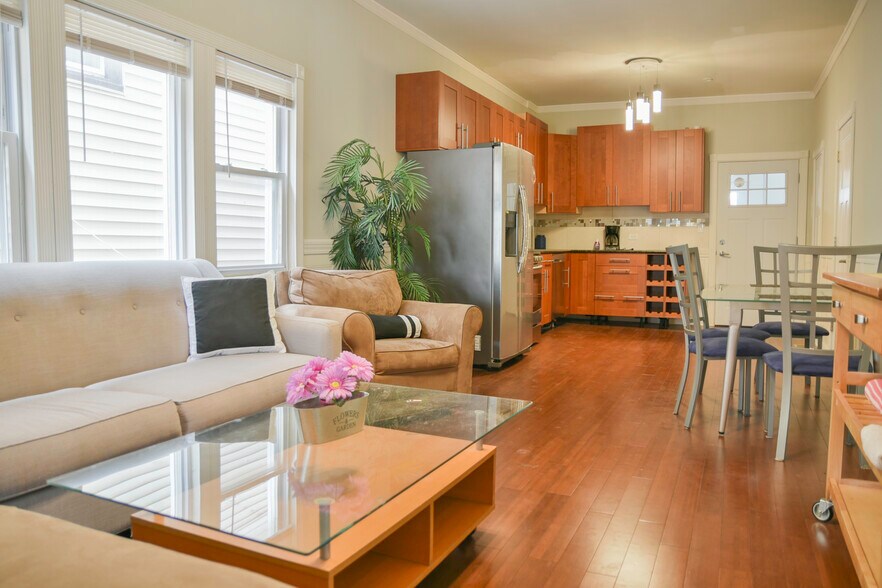 Primary Photo - 1846 N Mozart St