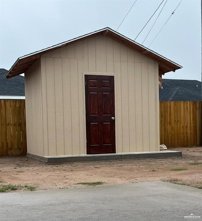 Building Photo - 17 Whitewing St