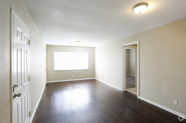 2BR, 1BA - 750 SF - 82 West Crossing