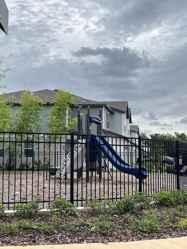 Building Photo - 437 Legacy Lp