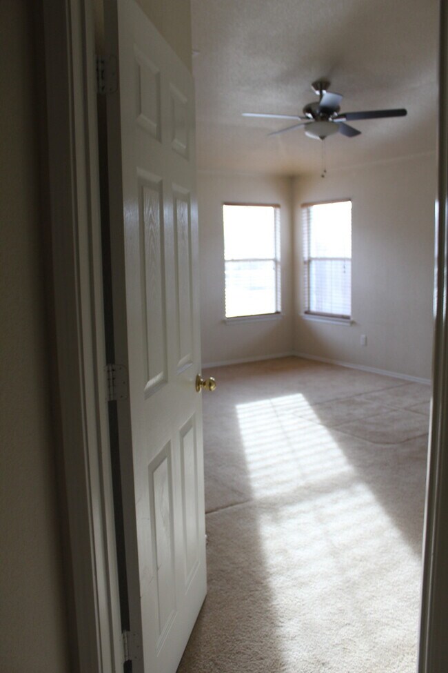 Building Photo - 3 bedroom, 2 bath house