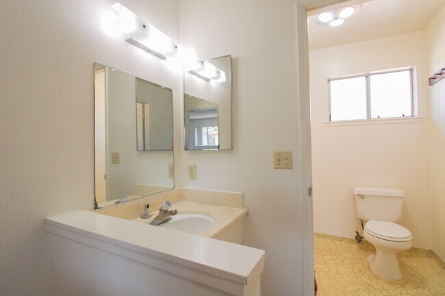 Building Photo - 2 Bedroom Townhouse Style Apartment with Private Fenced Patio