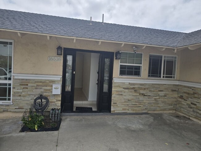 Building Photo - Comfortable 4-Bedroom Home in Peaceful Fou...