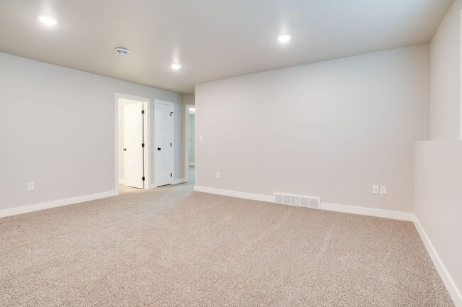 Building Photo - Modern 4-Bedroom Home in Moorhead