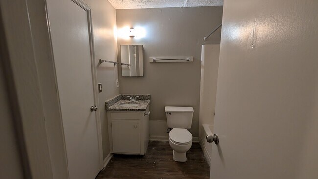 Building Photo - Spacious 2BD/2BA Duplex