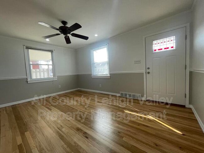 Building Photo - 457 Willow Rd