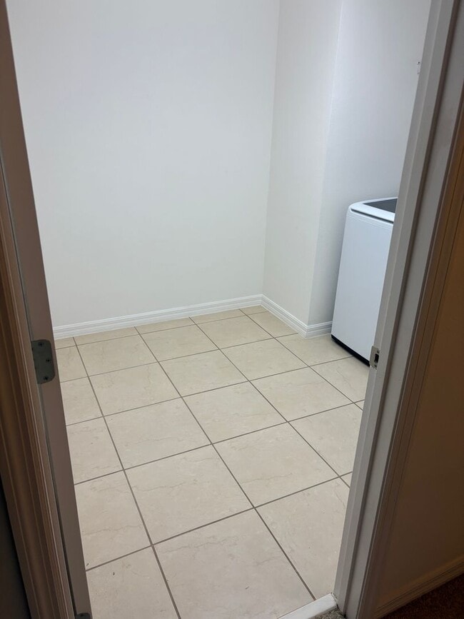Building Photo - IMMEDIATE OCCUPANCY !!! LARGE// 5 Bedroom ...