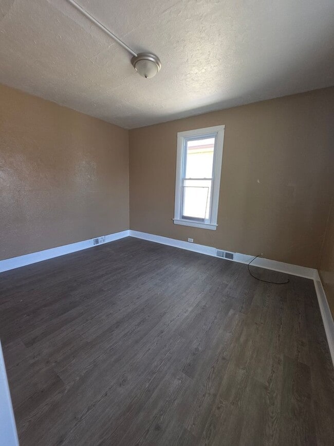 Building Photo - 933 S Greenlawn Ave
