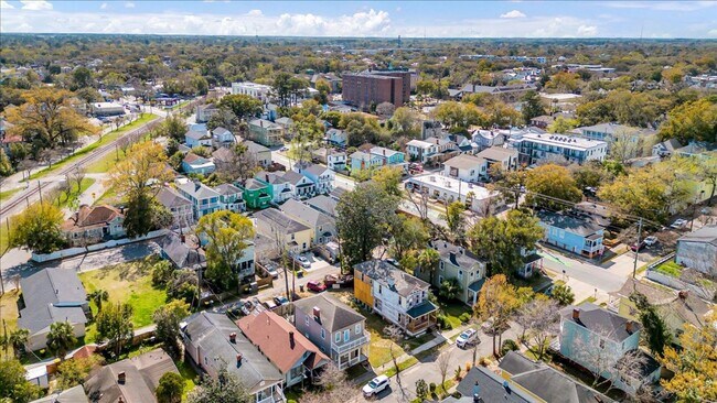 Building Photo - Beautiful 4 bedroom home downtown