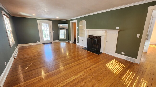 Building Photo - Stunning 4-Bedroom Home with Attached Gara...