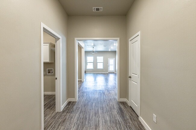 Building Photo - Beautiful 4 bed 3 bath home