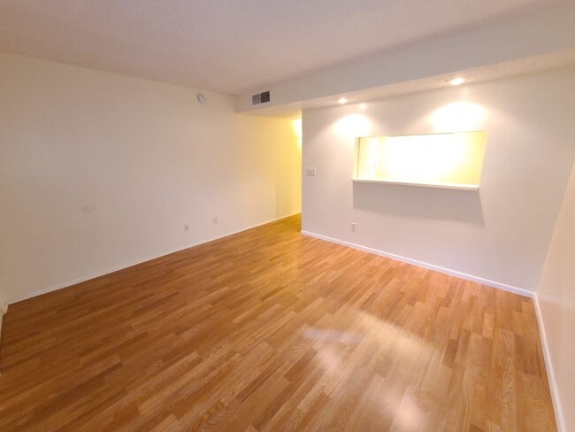 Building Photo - 7149 E Bank Dr