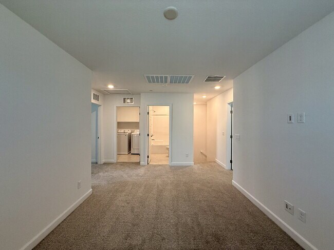 Building Photo - 3 BED 2.5 BATH 2 CAR GARAGE TOWNHOUSE IN CADENCE HENDERSON WITH LOFT