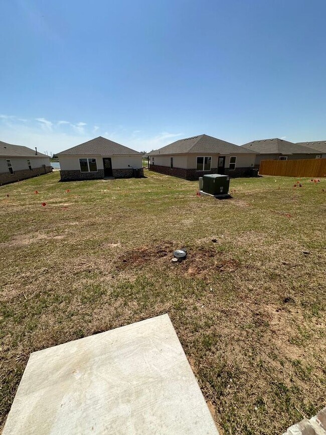 Building Photo - Back-to-School Rush & Save $250 on Your First Month’s Rent! | 4 Bedroom, 2 Bath Home in Robertson...