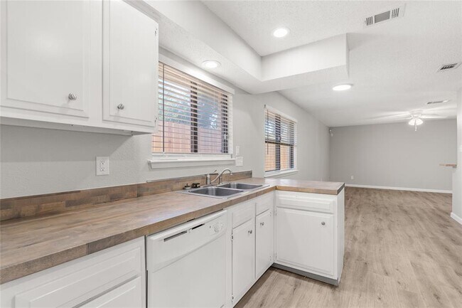 Building Photo - 6802 Vialinda Dr