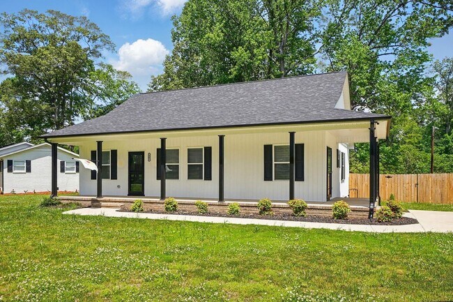 Building Photo - Mount Holly 3 Bedroom Ranch w/ Fenced in B...