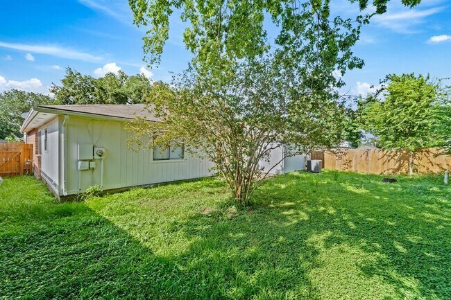 Building Photo - 17043 Macleish Dr