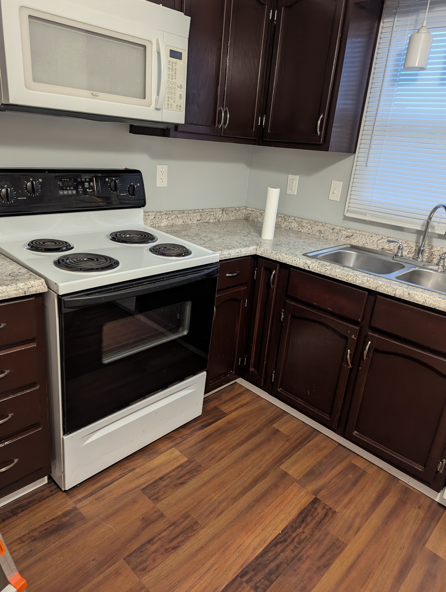 Kitchen - 1075 Raintree Dr