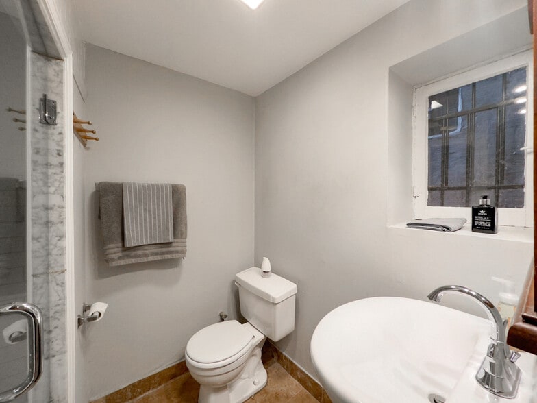 Building Photo - 2046 W Iowa St