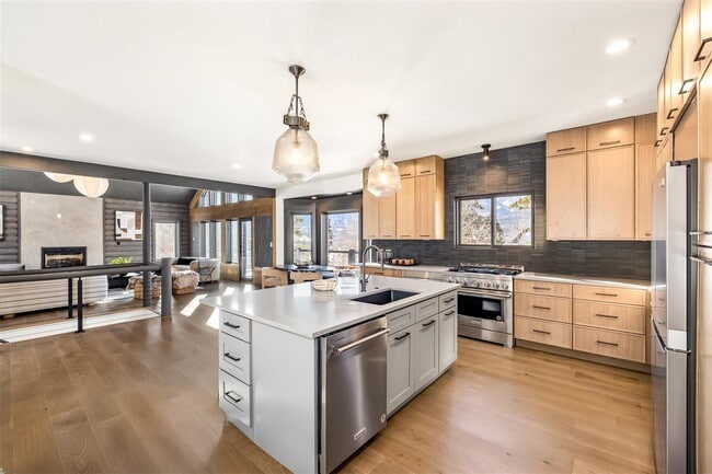 Building Photo - Fully Remodeled 4 bedroom Home in Hamilton Creek