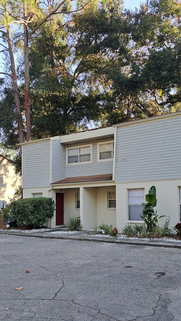 Building Photo - 3925 SW 26th Terrace