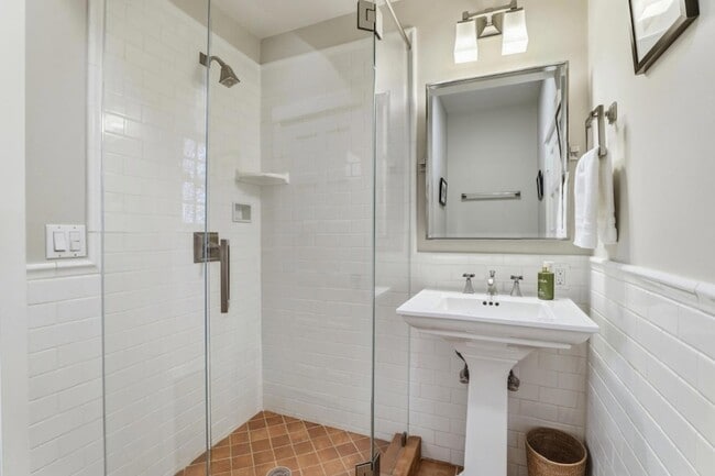 Building Photo - 566 E Crescent Dr