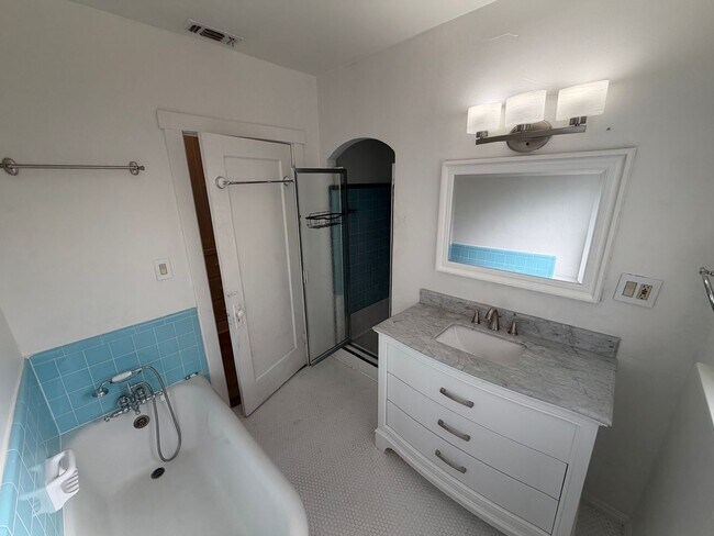 Building Photo - 2 Bedroom | 1 Bathroom | Single family home in Sacramento