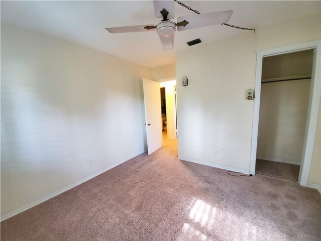 Building Photo - ANNUAL RENTAL 2/1 COTTAGE