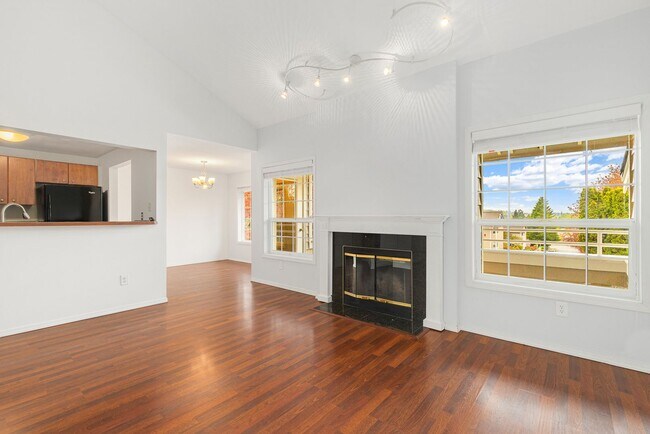Building Photo - Woodinville 3 Bedroom 2 Bath with Detached Garage - Top Floor