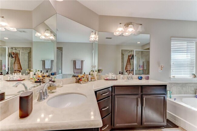 Building Photo - Charming 3-Bedroom Home in The Hideaway – ...