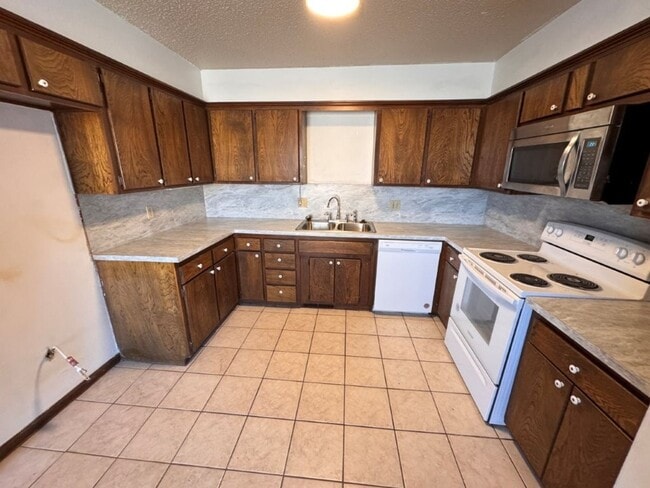 Building Photo - 2 bed, 1 and 1/2 baths with a 1 car garage and new countertops! cute duplex for rent near SW 89th...