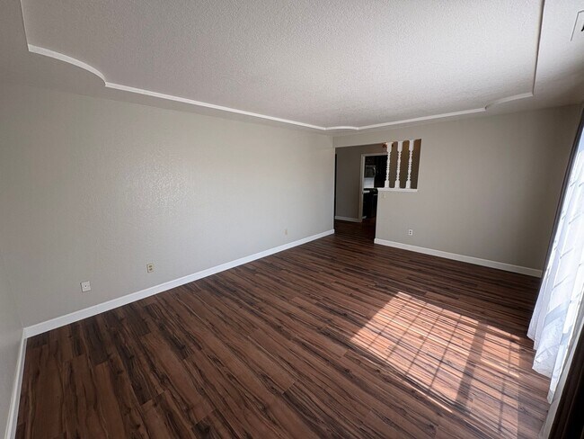 Building Photo - SW Visalia Home Available Now!!