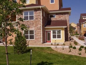 Building Photo - Updated 2 Bed, 2 Bath Main Floor Condo with Garage