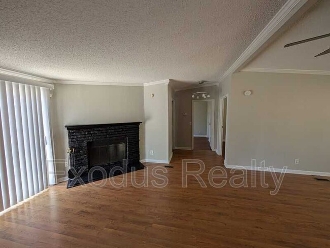 Building Photo - 10 Forest Manor Dr