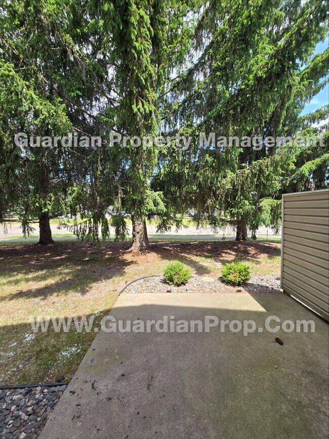 Building Photo - Plymouth Town Home, loft and private patio, master walk-in closet, Available Now!