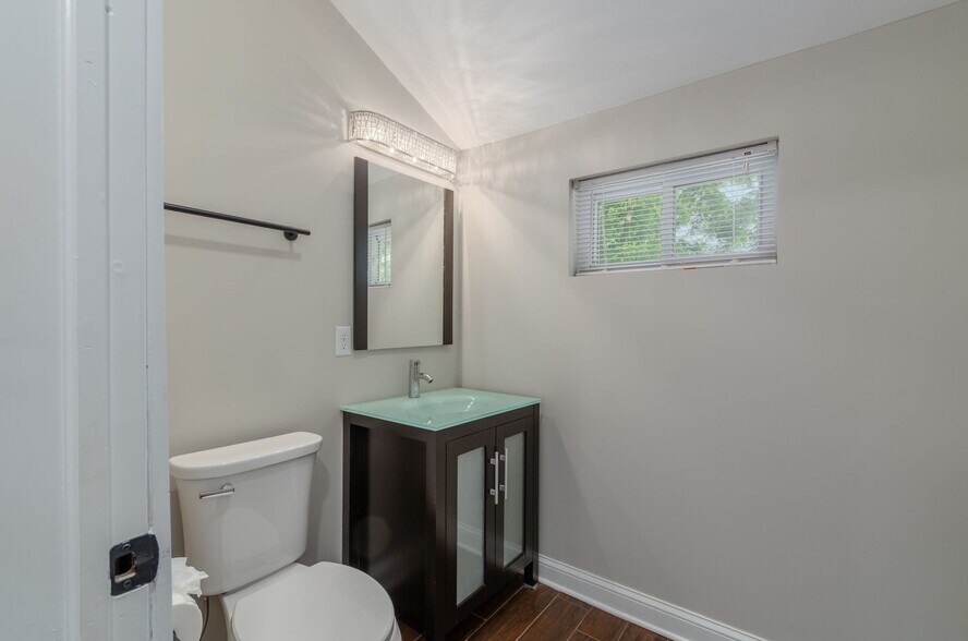 Building Photo - 556 Siebert St