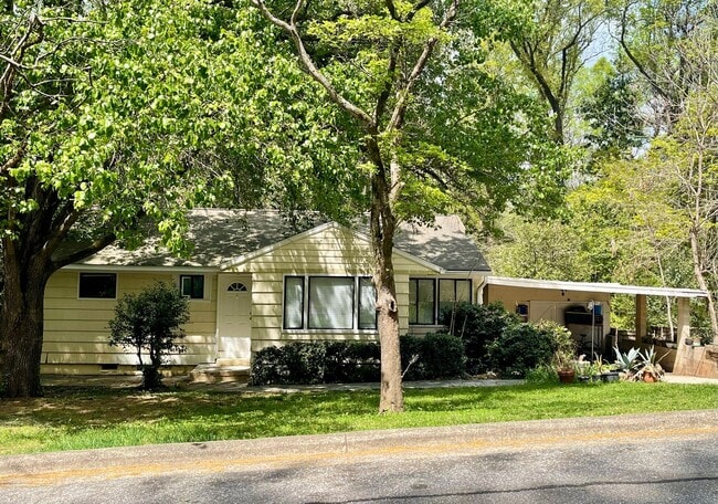 Building Photo - 3 Bedroom 1 Bath Near UGA and 5 Points! Available August 10th!