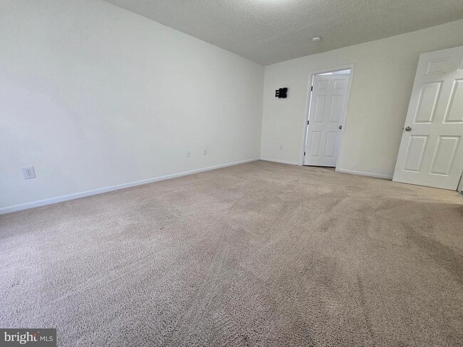Building Photo - 23 Lordship Ln