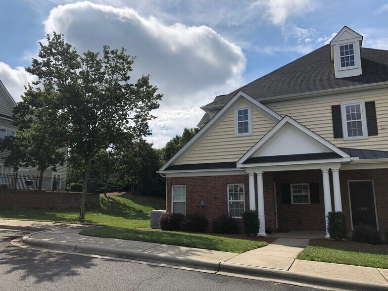 Building Photo - 12015 Valley Oak St