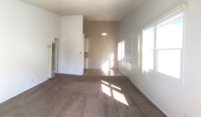 Building Photo - Mid Town Ventura - One Bedroom, One Bathro...