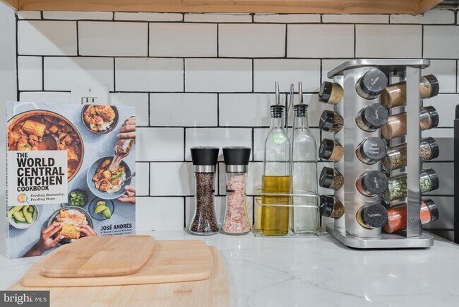 Building Photo - 1255 Raum St NE