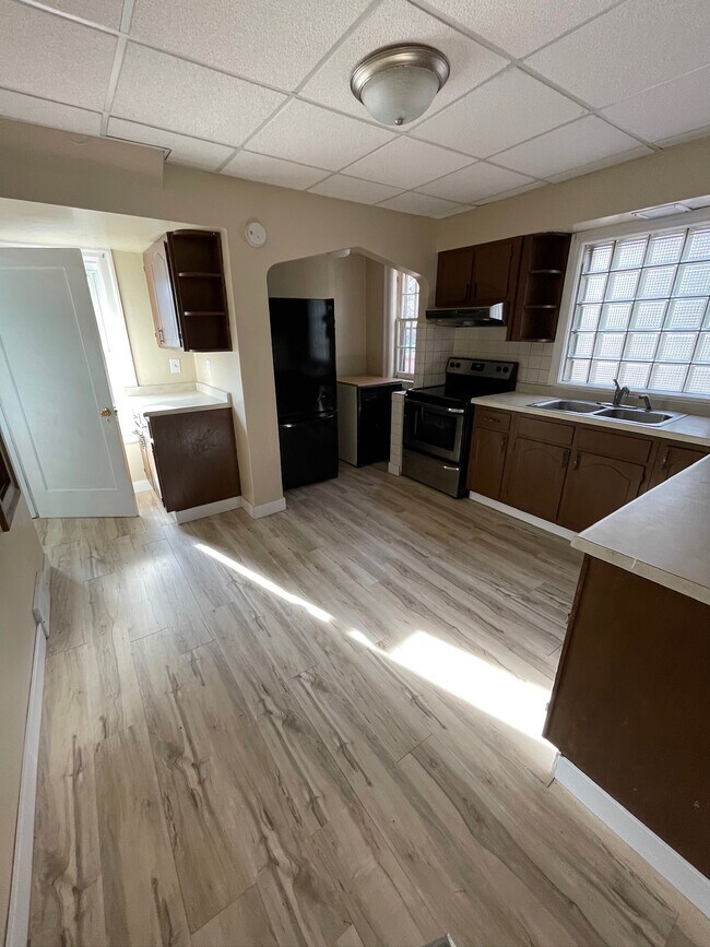 Building Photo - 611 Lincoln Pky