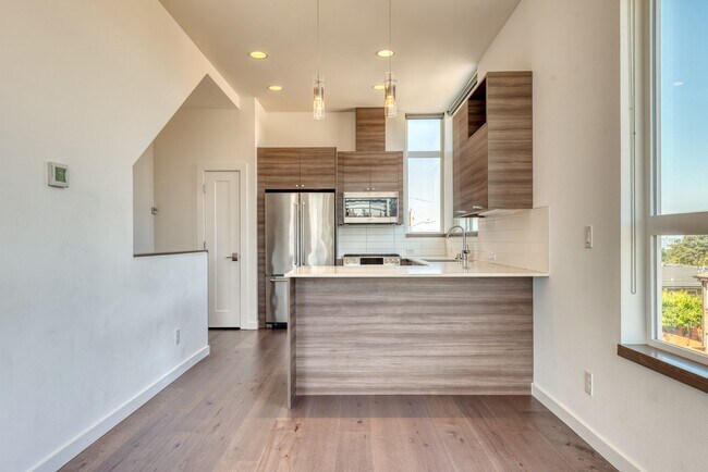 Building Photo - 2401 14th Ave S